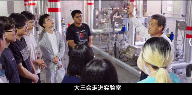 一群人正在聊天AI 生成的内容可能不正确。