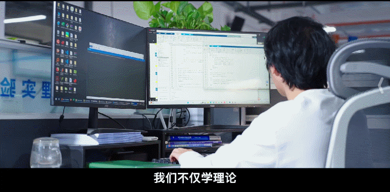 电脑的人AI 生成的内容可能不正确。